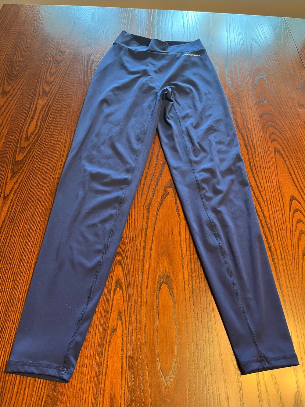 PeachyBunz Navy scrunch V back Leggings